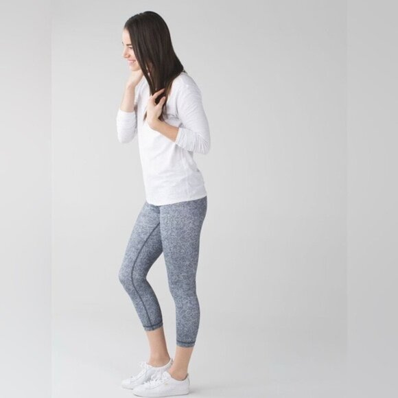 LULULEMON - Wunder Under Crop III Rio Mist White Black Size 6 - Picture 2 of 11